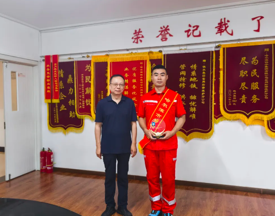 亮身份 当先锋 做示范 建新功 pa捕鱼官方网站为“劳模示范岗”授牌