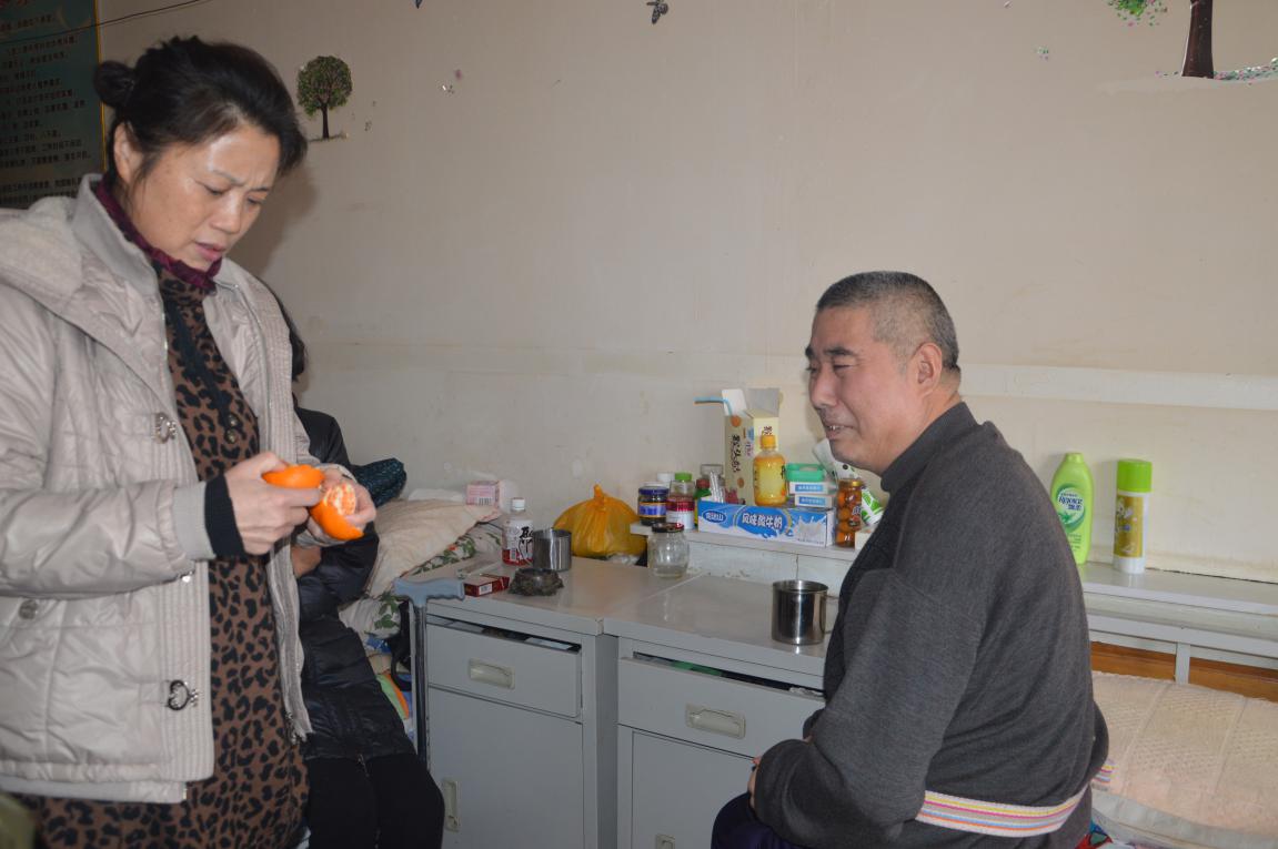 联合加压水厂志愿者到敬老院慰问特殊人群