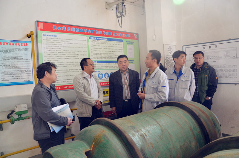 舒强总经理检查平房净水厂安全工作