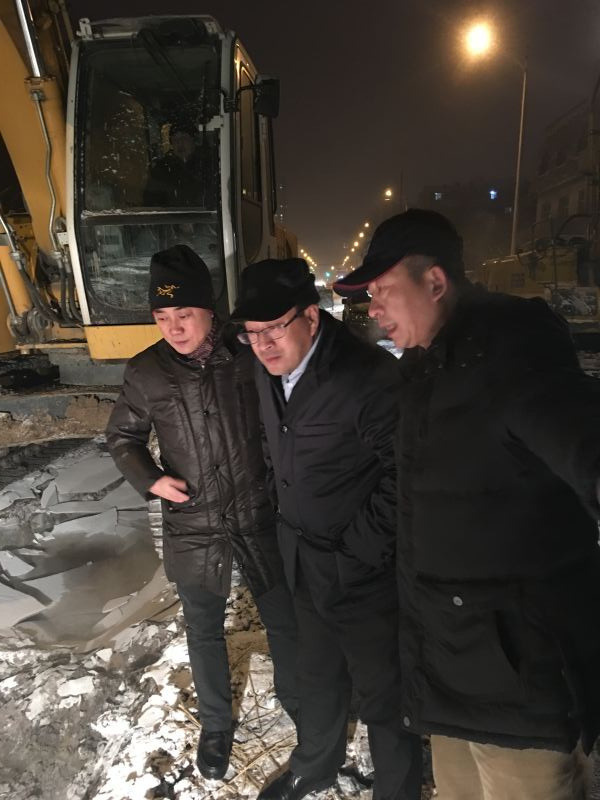 集团董事长舒强顶风冒雪完成漏水管线抢修 2500余户居民恢复供水