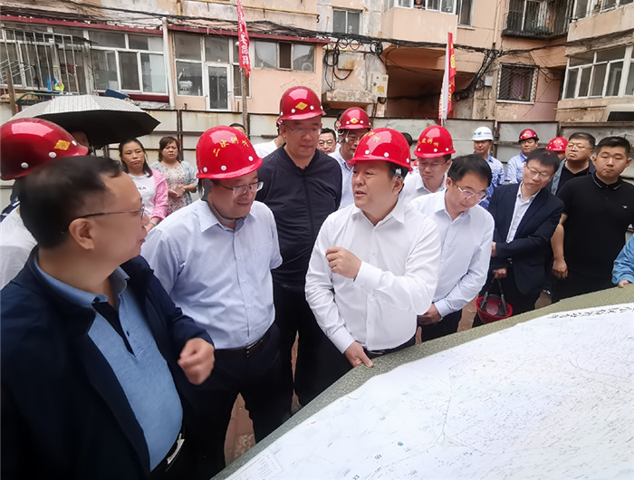 孙喆市长亲临我市老旧吃水难小区二次供水设施维修改造工程现场指导工作