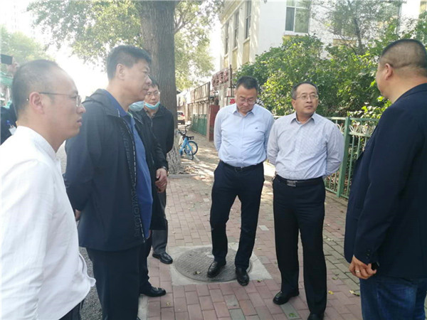 集团领导深入老旧城区供水管线改造现场调研指导