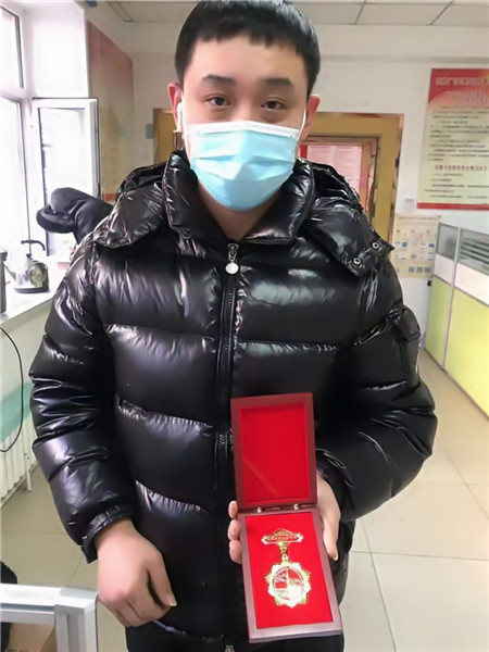 南岗营业分公司尹航荣获“新冠疫情抗疫英雄”称号