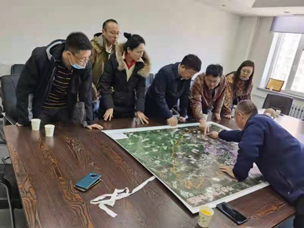 集团副总经理颜景琪带队为平房区市政供水进村屯工作提供前置服务