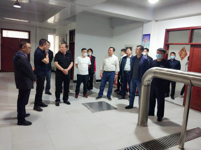 集团领导对二次供水接受改造网格管理工作进行实地调研