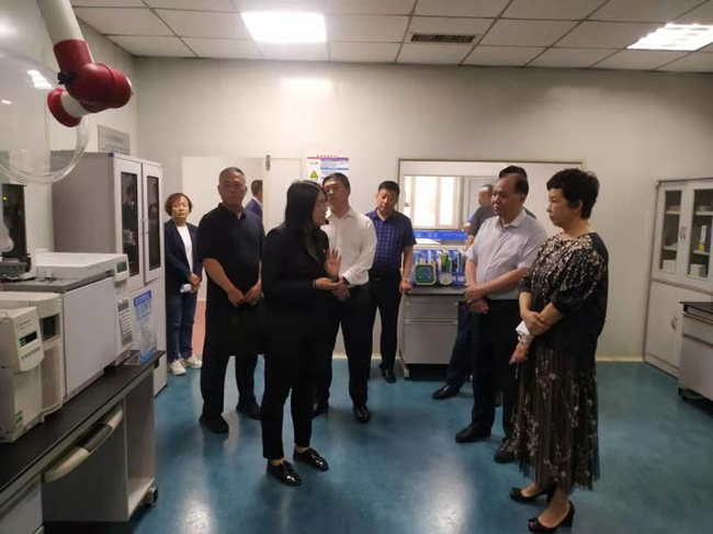 宾县县委书记李莹到水资源科技研发中心进行交流指导