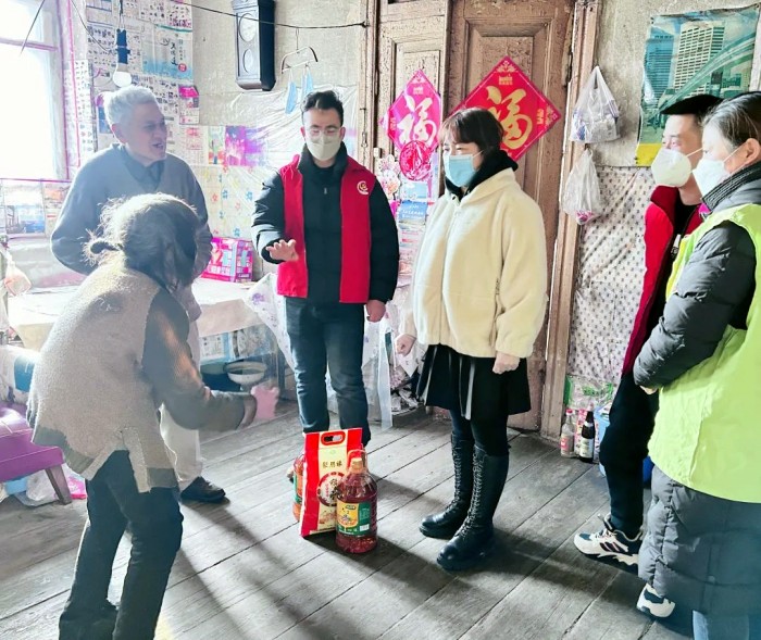 下沉社区办实事 常态慰问解民忧 ——供水集团下沉社区供水派驻工作队精准帮扶困难群众
